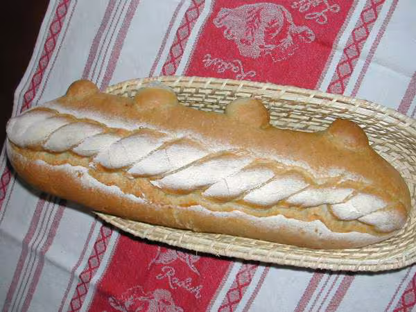 Pain semoule de ble fine fourre aux dattes