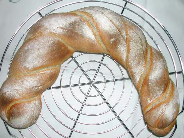 Pain tordu courbe au levain liquide