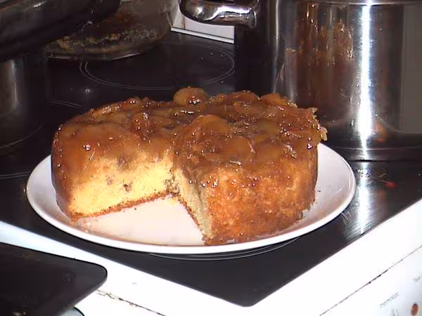 Gateau brioche aux pommes caramelisees et aux noix