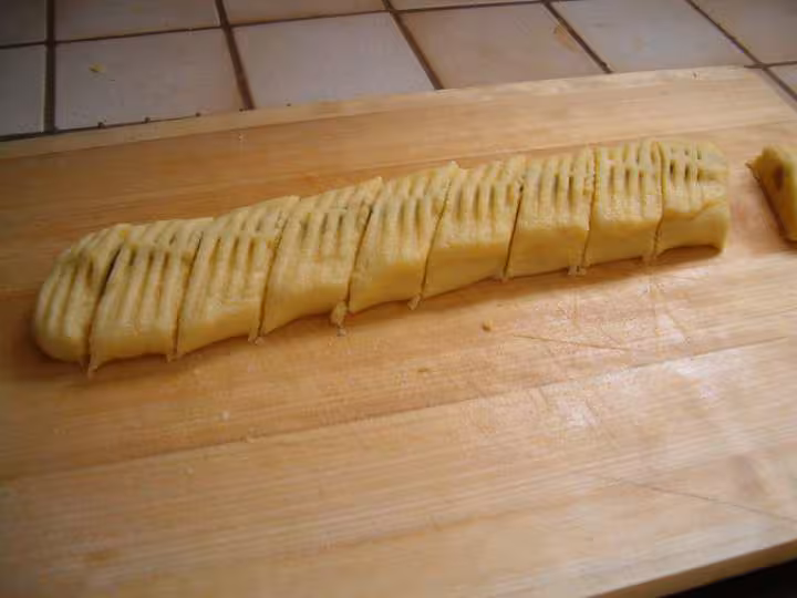 Formage des makrouts a la fourchette puis decoupe au couteau dentele