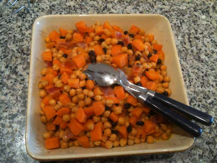 Carottes aux pois chiches raisins secs et jus d orange