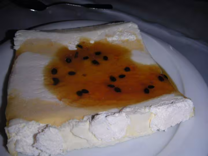 Un dessert divin vacherin au coulis de maracudja fruits de la passion