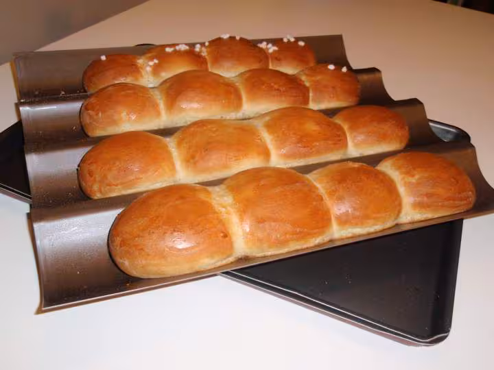 Brioches sur plaque a baguettes