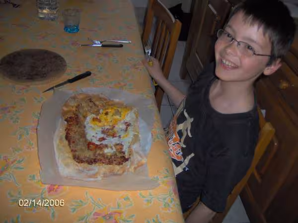 Nicolas pon ptit dernier devant ca pizza