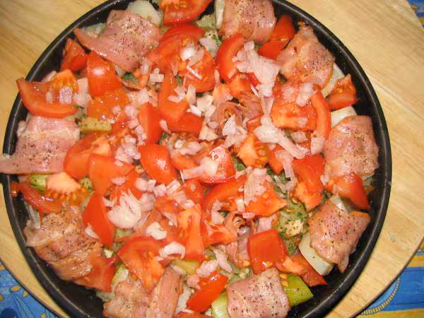 Gratin de patates et poireaux au tomates et bacon photo avant cuison