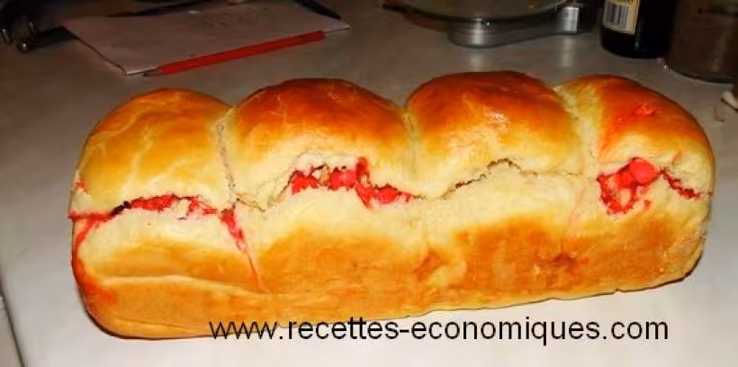 Grande brioche aux pralines rouges