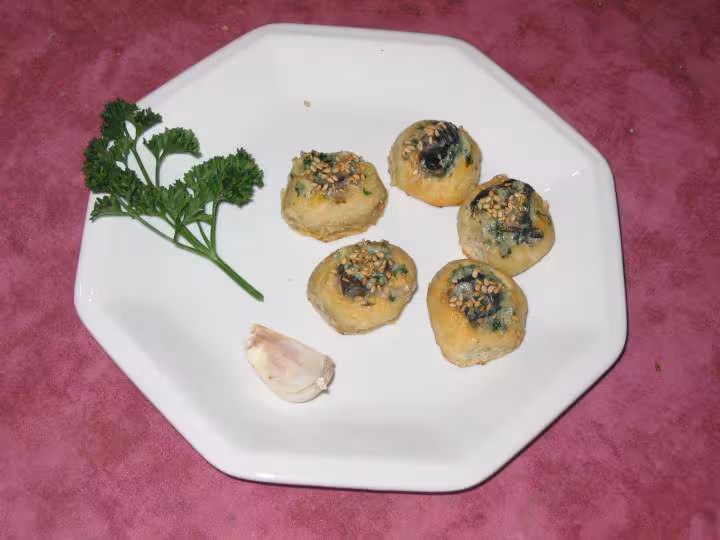 Petits pains garnis aux escargots photo