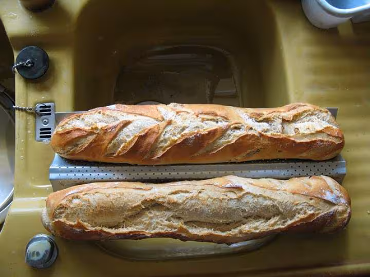 Pains dans les moule a baguette