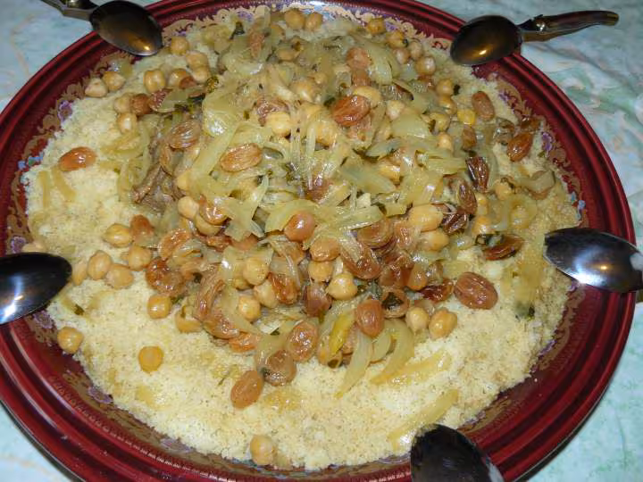 Couscous aux oignons pois chiches et raisins secs