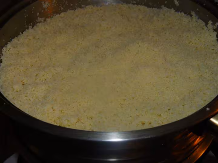 Couscous aux oignons pois chiches et raisins secs