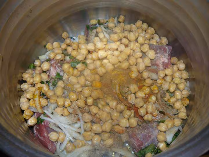 Couscous aux oignons pois chiches et raisins secs
