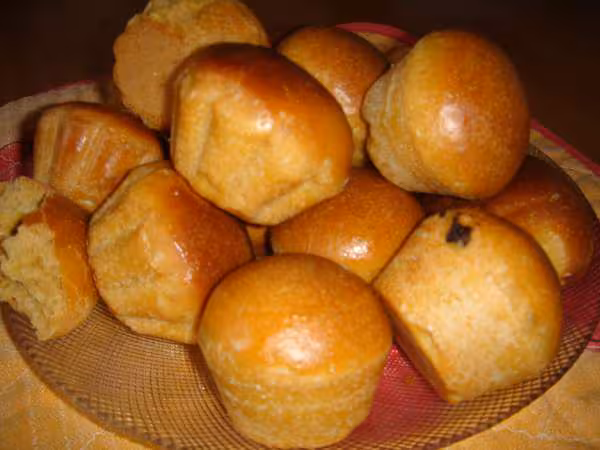 Petits pains moelleux de flore avec pepites fruits confit ou raisins secs