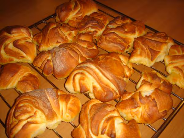 Plaque de croisssants chauds