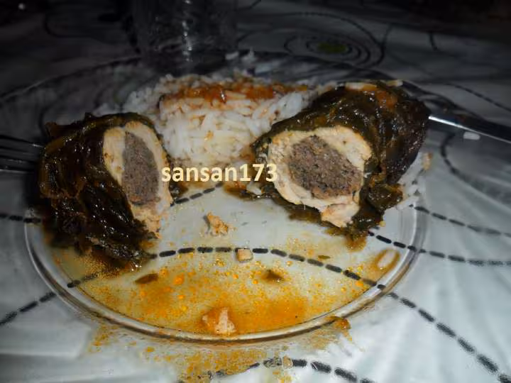 Filets de poulet farcis a la viande hachee epicee roule en feuille d epinards