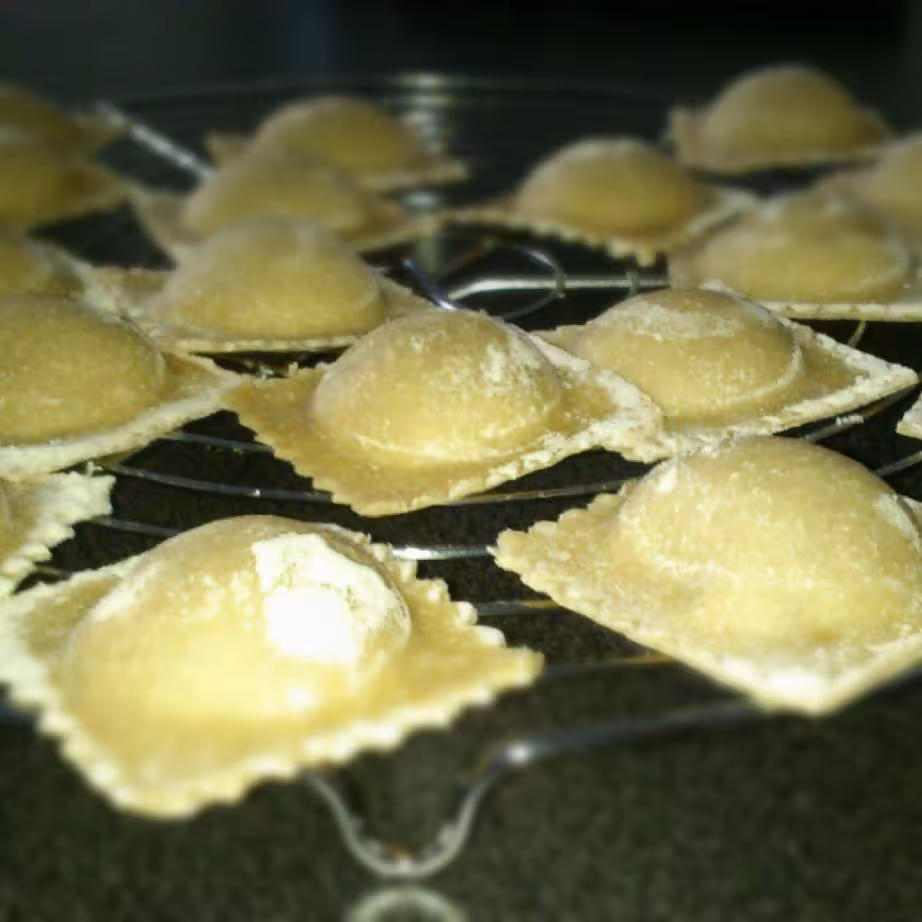 Raviolis faites avec la plaque