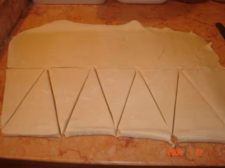 Decoupage de la pate a croissants