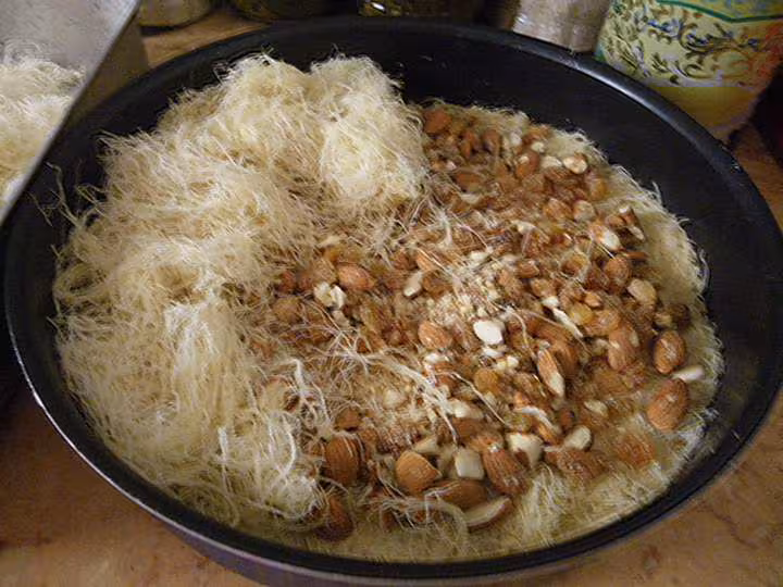 Konafa recouverte apres les fruits secs