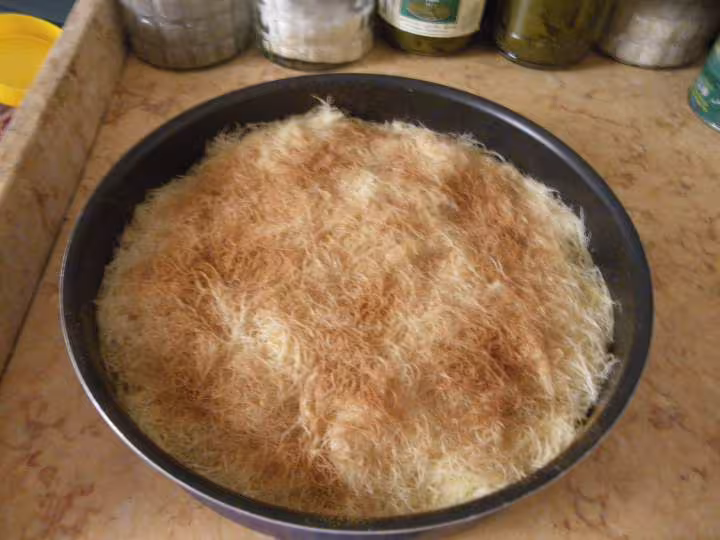 Konafa recouverte et saupoudree de cannelle