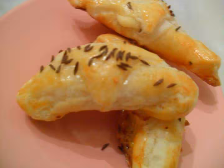 Mini croissants gouda cumin