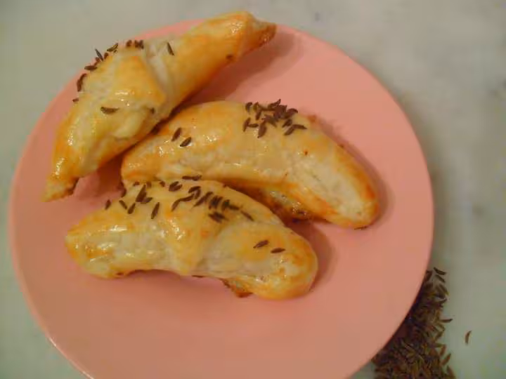 Mini croissants gouda cumin