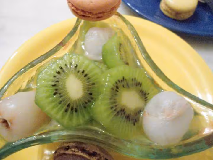 Salade de kiwis et macarons