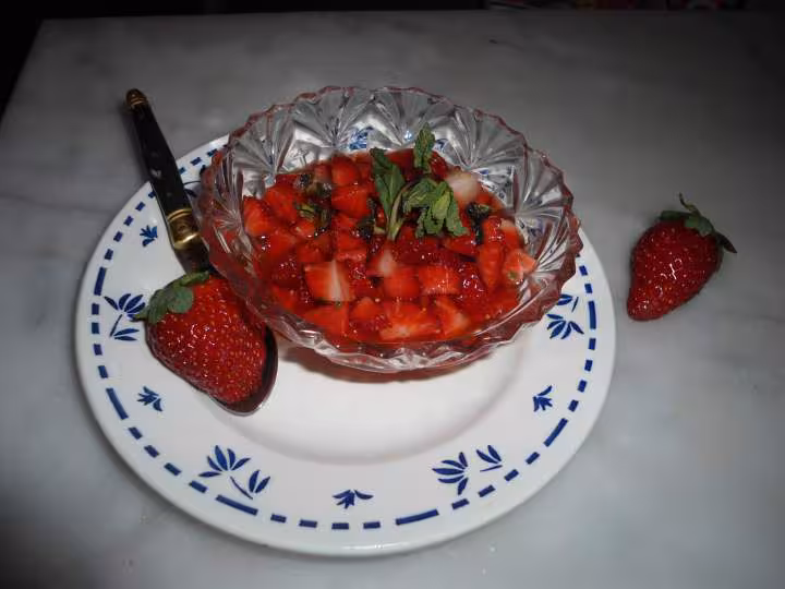 Tartare de fraises a la menthe poivree