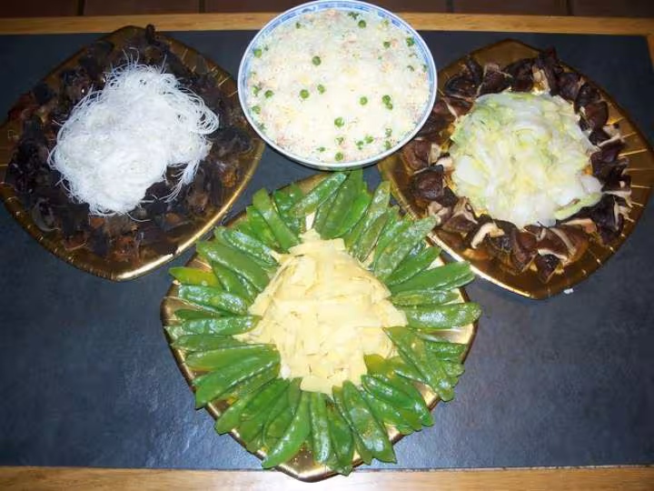 Champignons noirs et vermicelles de soja riz cantonais champignons parfumes et chou chinois petits pois mange tout et pousses de bambou