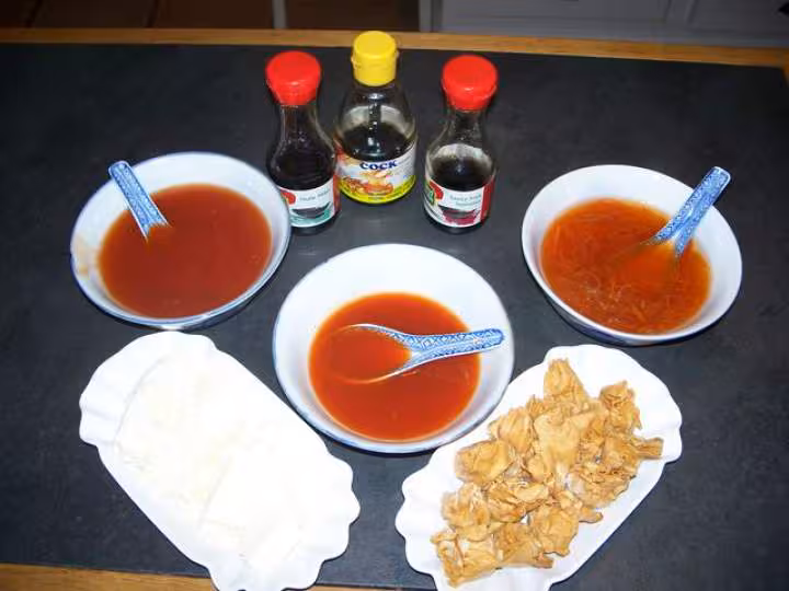 Sauce aigre douce sauce hoi sin sauce soja nuoc mam tofu boulettes de crevettes