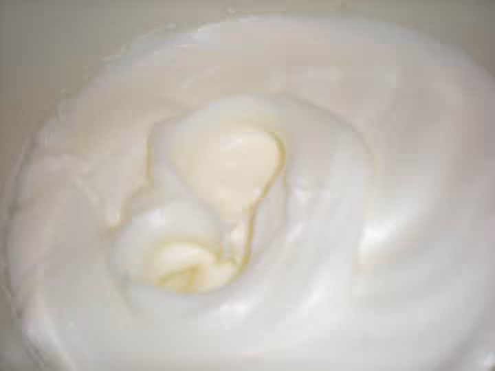 3 monter les blancs en neige bien ferme avec une pincee de sel