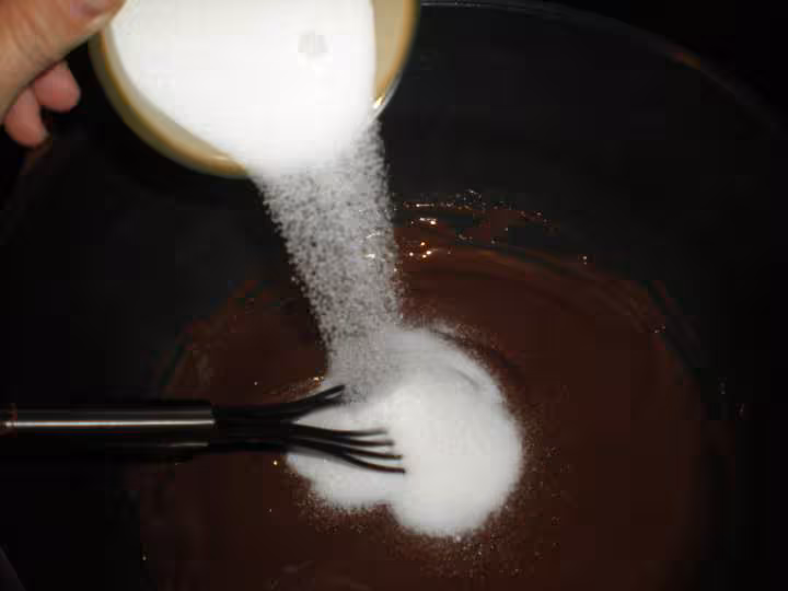 6 ajoutez le sucre remuer