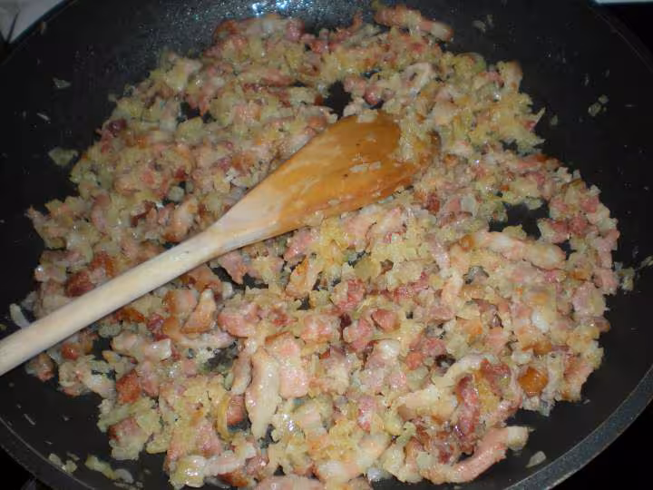 7 cuisson des lardons et oignons finie