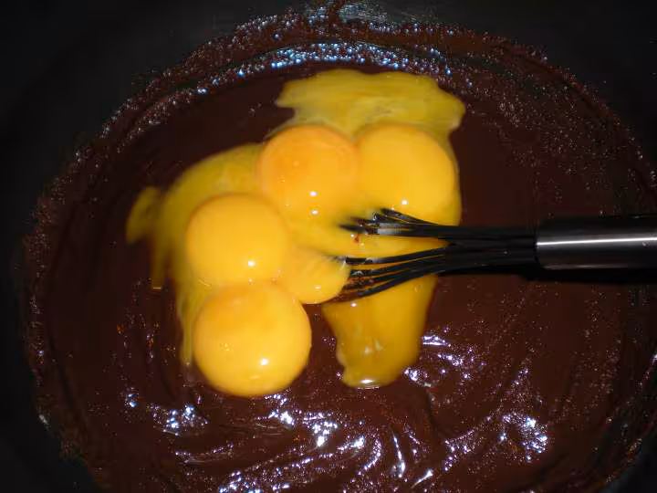 8 arreter le feu sous la casserole puis ajoutez les jaunes d oeufs remuer