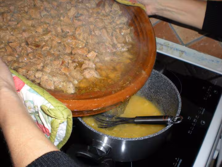 Blanquette 10 goutez la viande elle est tres fondante resulta parfais versez le jus dans le rouxet remuez pour avoir une sauce onctueuse