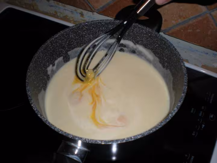 Blanquette 12 incorporez les jaunes d oeufs et remuez