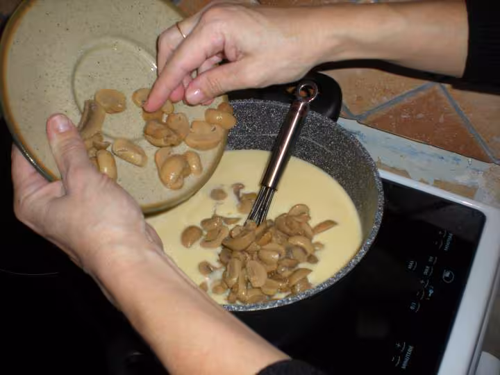 Blanquette 14 puis les champignons remuez une derniere fois et coupez le feu