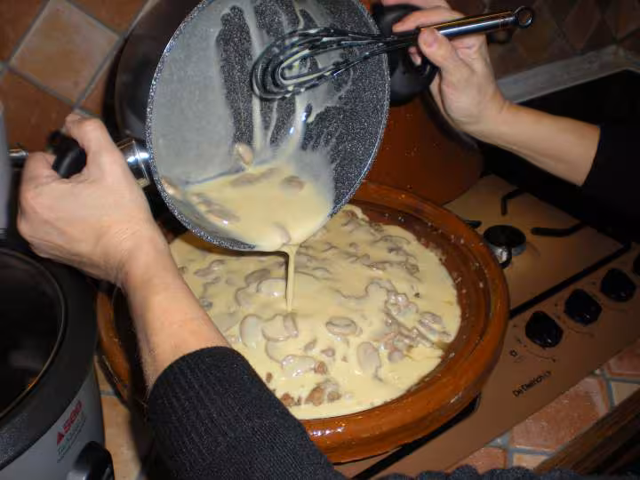 Blanquette 15 versez la sauce sur la viande remuez tres delicatement pour ne pas habimer la viande tres tres tendre recouvrir 5 minute a feu doux et servir