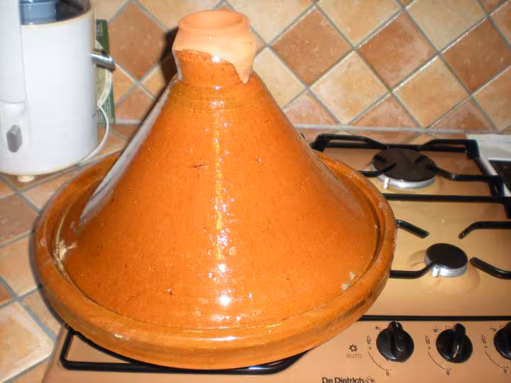 Blanquette 8 couvrir et menez a fremissement le liquide puis mettez a feu extremement doux pour une cuisson de 3 heures au moins