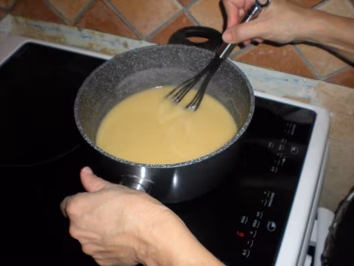 Blanquette 9 faire un rou avec le beuure et la farine gardez la casserole sur feu tres doux