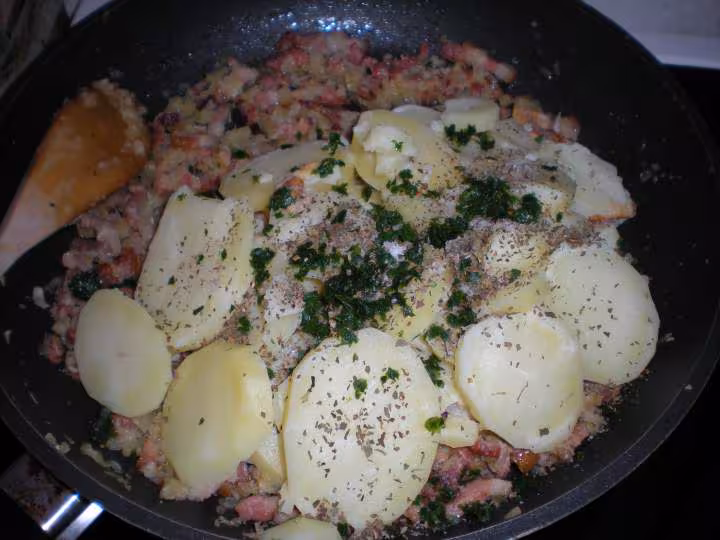 Tourte 8 ajout des patates cuites et des epices aux lardons et oignons