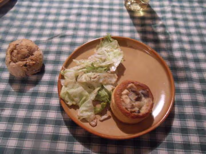 Bouchees a la reine et salade