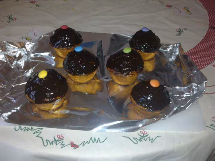 Muffins nature et glacage au chocolat