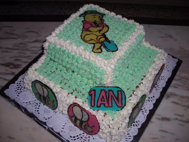 Gateau d anniversaire winnie l ourson 2etages