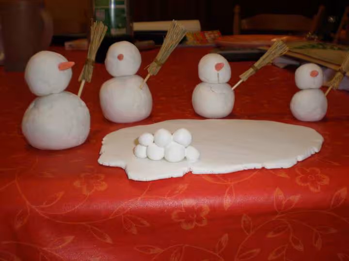 Boshommes de neige en cours de fabrication