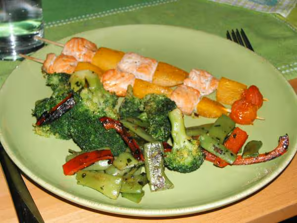 Brochette de saumon et mangue poelee de legumes