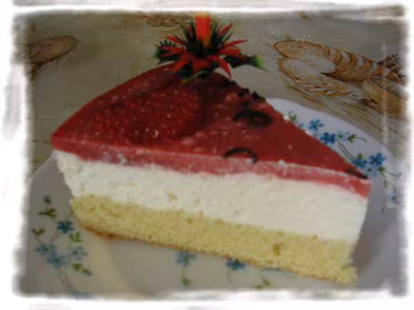 Une part du gateau a la fraise et au vin mousseux