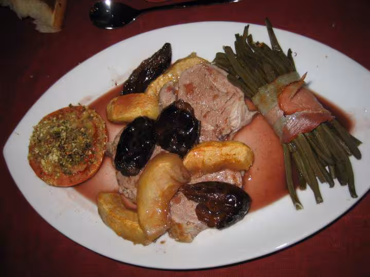 Filet mignon pommes pruneaux avec garniture