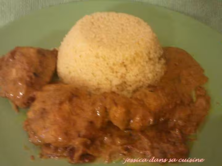 Poulet au curry et ses oignons caramelises