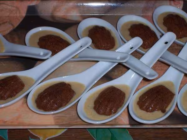 Mignardises mini madeleines au chocolat sur creme anglaise