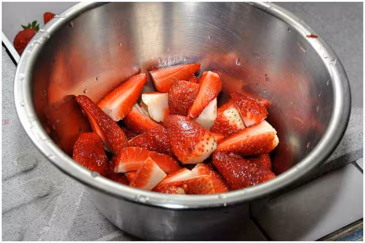 Dame blanche aux fraises