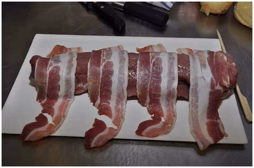 Filet mignon en robe de lard fume